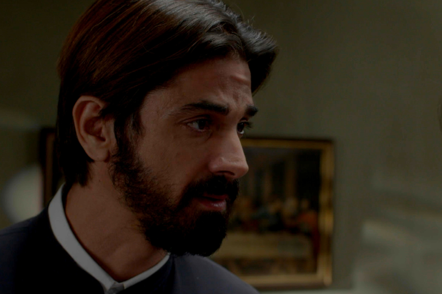 «Άγιος Έρωτας»: Ο πατήρ Νικόλαος δεν μπορεί να ελέγξει τα συναισθήματα του (Βίντεο)