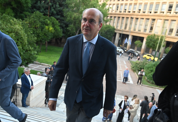 Δείχνουν Χατζηδάκη για το σκάνδαλο με τα ΕΛΤΑ