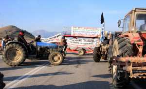 Οι αγρότες της Φθιώτιδας μετακινούν τα μπλόκα και κόβουν την Ελλάδα στα δύο