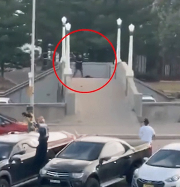 Ο αφανής δεύτερος ήρωας που αφόπλισε τον δράστη της τρομοκρατικής επίθεσης στο Σίδνεϊ