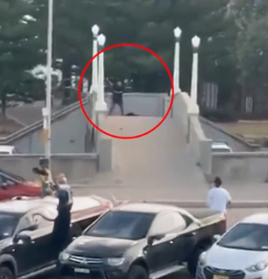 Ο αφανής δεύτερος ήρωας που αφόπλισε τον δράστη της τρομοκρατικής επίθεσης στο Σίδνεϊ