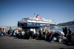 Στον Πειραιά 142 πρόσφυγες και μετανάστες από Μυτιλήνη και Χίο