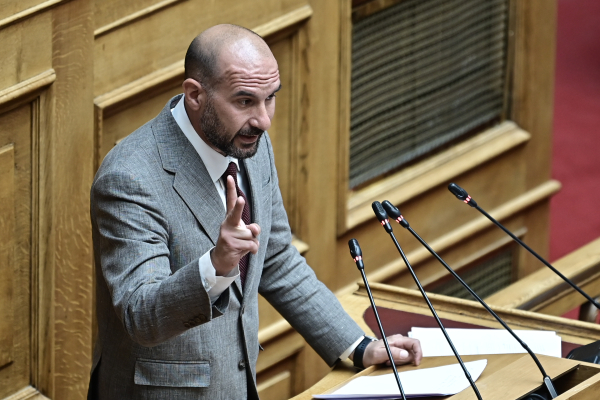 Γιατί δεν ελέγχει πειθαρχικά τον Τζαβέλλα ο Φλωρίδης;