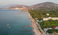 Το καταπράσινο χωριό με τις πιο ωραίες παραλίες, μια «ανάσα» από την Αθήνα