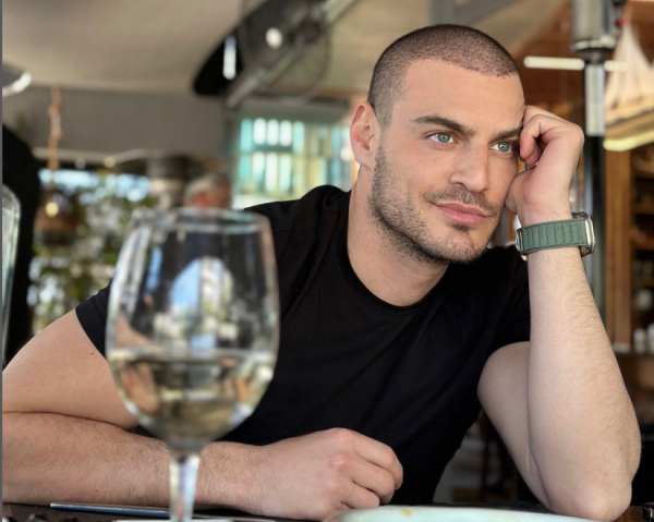 Δημήτρης Φιντιρίκος: Συγκλονιστικό βίντεο από την στιγμή της διάρρηξης στο σπίτι του στη Βούλα, τα ουρλιαχτά της οικιακή βοηθού