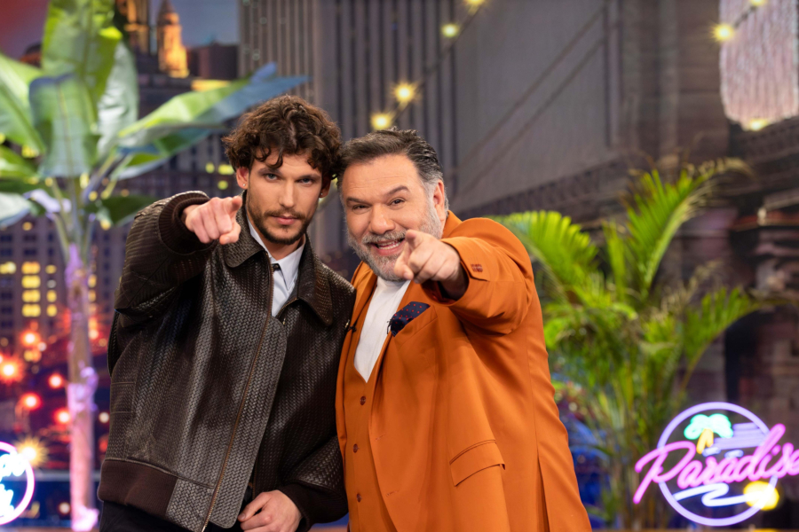 «The 2Night Show»: Ο Γρηγόρης Αρναούτογλου υποδέχεται τον Βασίλη Μίχα και την Νίνα Καλούτσα
