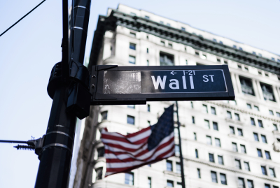 Πτώση της Wall Street - Αστάθεια προκαλούν οι φήμες για πώληση τράπεζας