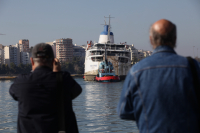 Αναχώρησαν τα δύο πλοία που συγκρούστηκαν στο λιμάνι της Τήνου