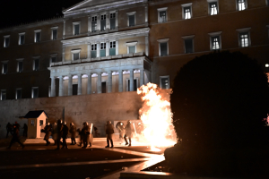 Επεισόδια στο Σύνταγμα - Χημικά και κρότου λάμψης