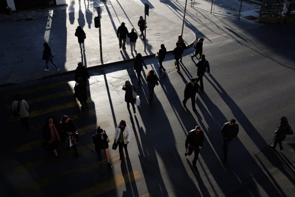 ΙΝΕ ΓΣΕΕ: Οι εργαζόμενοι δουλεύουν έως και 10 ώρες παραπάνω από αυτές που ορίζουν οι συμβάσεις