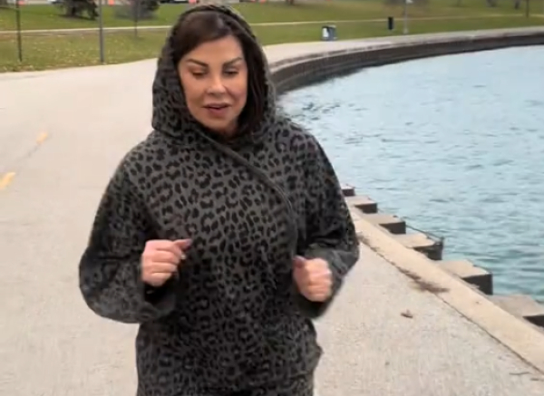 Η Άντζελα Δημητρίου κάνει τζόκινγκ στους δρόμους του Σικάγο