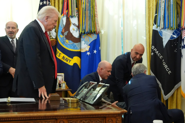 Άνδρας κατέρρευσε μπροστά στον Τραμπ σε live μετάδοση την ώρα της συνέντευξης Τύπου (Βίντεο)