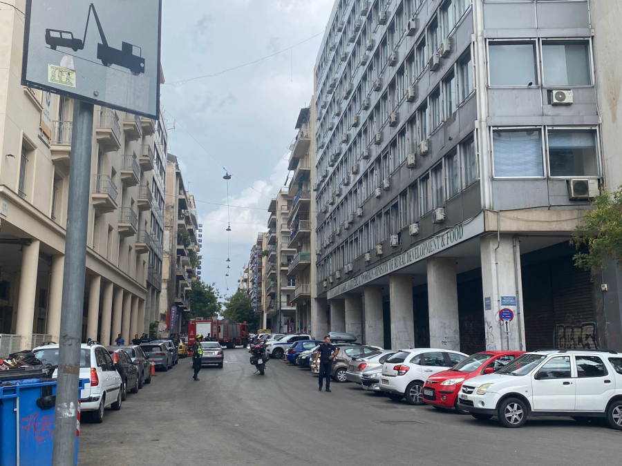 Συναγερμός στο κέντρο της Αθήνας: Άνδρας απειλεί να ανατιναχθεί