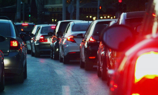 Χάος στους δρόμους - Ποιους δρόμους να αποφύγετε - «Πάγωσε» και ο Προαστιακός