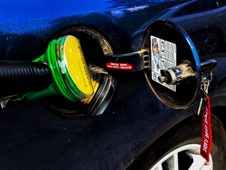 Ο «φόρος άνθρακα» θα βάλει «φωτιά» στα καύσιμα - Αυξήσεις έως 9 λεπτά/λίτρο