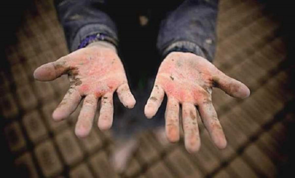 Σοκάρουν τα στοιχεία για την παιδική εργασία: 5χρονα δουλεύουν με αμοιβή ένα φρούτο