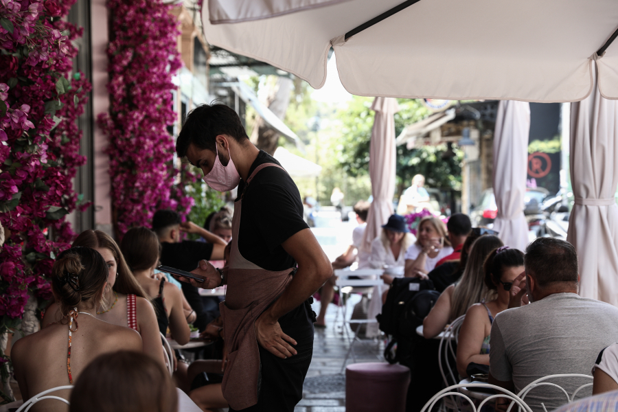 Νέα μέτρα: Ποιοι ανεμβολίαστοι εργαζόμενοι θα πρέπει να κάνουν ένα rapid test την εβδομάδα και ποιοι δυο