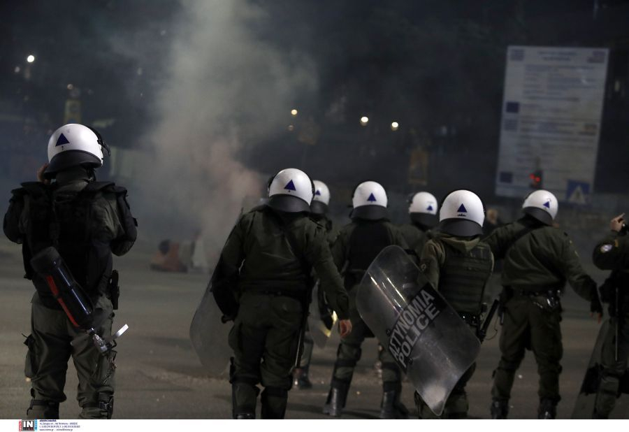 Επεισόδια με χημικά και πετροπόλεμο στο Αριστοτέλειο μετά την επέμβαση των ΜΑΤ