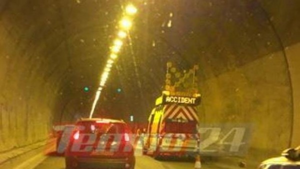 Σοβαρό τροχαίο στην Περιμετρική Πατρών - ΙΧ &quot;καρφώθηκε&quot; σε φορτηγό