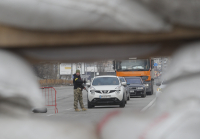 Συνεχίζονται οι σφοδροί βομβαρδισμοί σε Κίεβο και Χάρκοβο, σε πολιορκία η Μαριούπολη - Το μήνυμα Πούτιν σε Μακρόν