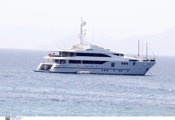 Συνελήφθησαν 13 επιβαίνοντες θαλαμηγού για τη φωτιά στην Ύδρα