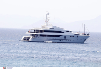 Συνελήφθησαν 13 επιβαίνοντες θαλαμηγού για τη φωτιά στην Ύδρα