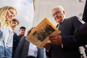 Σταϊνμάιερ από Κάνδανο: «Ψέλλισε» στα ελληνικά συγγνώμη αλλά τσιμουδιά για τις γερμανικές αποζημιώσεις