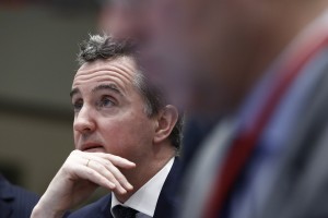 Ψυχρολουσία για την κυβέρνηση από τον Κοστέλο
