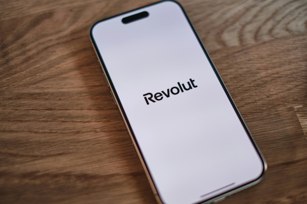 Revolut: «Αδρανείς» καταθέσεις 120,9 δισ. ευρώ - Πόσα χάνουν οι Έλληνες αποταμιευτές από δυνητικές αποδόσεις