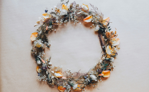 Πρωτομαγιά 2026: Πώς να φτιάξετε το πιο ανθισμένο στεφάνι λουλουδιών σε 5 βήματα