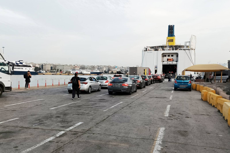 Έξοδος αδειούχων: Γεμάτα φεύγουν τα πλοία από το λιμάνι του Πειραιά