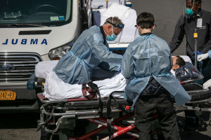Κορονοϊός ΗΠΑ: Λιγότεροι από 700 νεκροί το τελευταίο 24ωρο, «αγγίζουν» τους 100.000 συνολικά