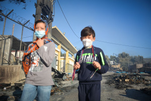 Φωτιά στη Μόρια: Μεταφέρονται στην ηπειρωτική Ελλάδα 400 ασυνόδευτα προσφυγόπουλα
