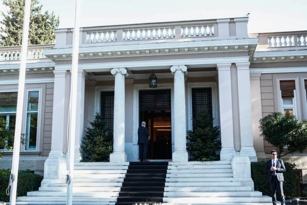 Εκτός κυβέρνησης όποιος υπουργός καταθέσει μήνυση για τις υποκλοπές!