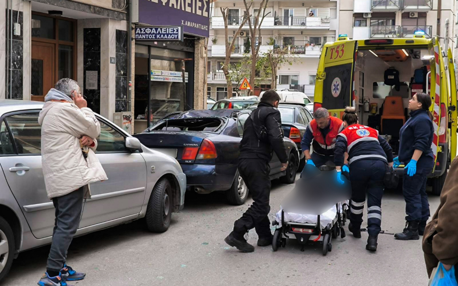 Θεσσαλονίκη: Γυναίκα έπεσε από μπαλκόνι, πάνω σε αυτοκίνητο (Εικόνες)