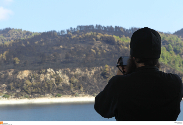 Άγιος Όρος: Σε διάσπαρτες εστίες καίει η φωτιά, επιχειρούν εναέρια μέσα