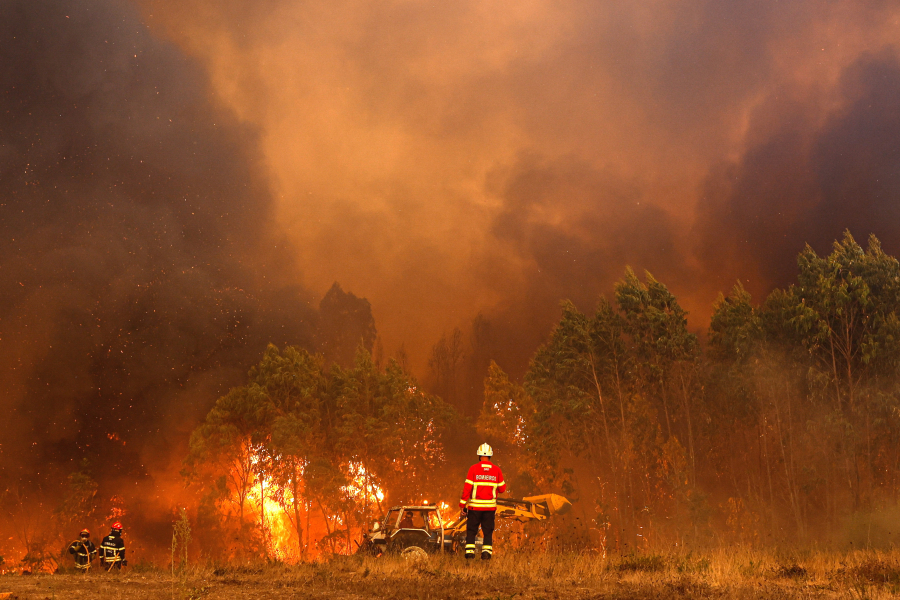 Μαίνεται η μεγάλη φωτιά στην Πορτογαλία, απομακρύνθηκαν 1.400 κάτοικοι