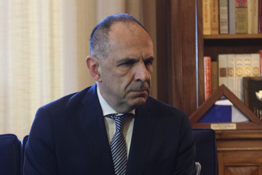 Η απάντηση Γεραπετρίτη για την υπόκλιση