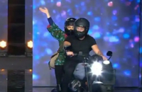 J2US: Η απρόσμενη εμφάνιση Γεωργούλη με την Σταυροπούλου στην σκηνή (βίντεο)