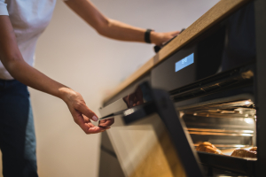 Πότε το air fryer συμφέρει περισσότερο από τον παραδοσιακό φούρνο