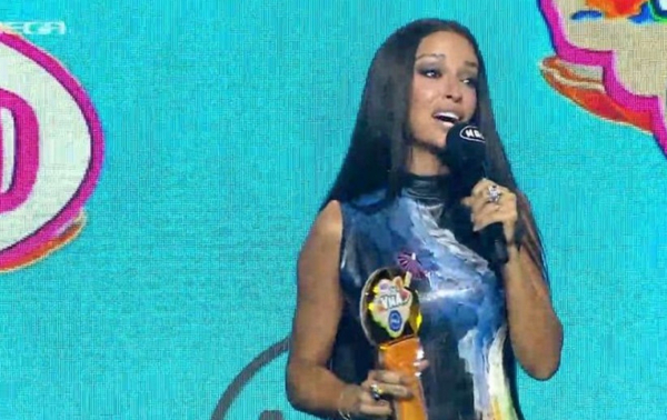 Ελένη Φουρέιρα: Φωτογραφίζεται με τα βραβεία της από τα MAD VMA