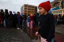 Πάνω από 2.500 πρόσφυγες παραμένουν στο λιμάνι του Πειραιά