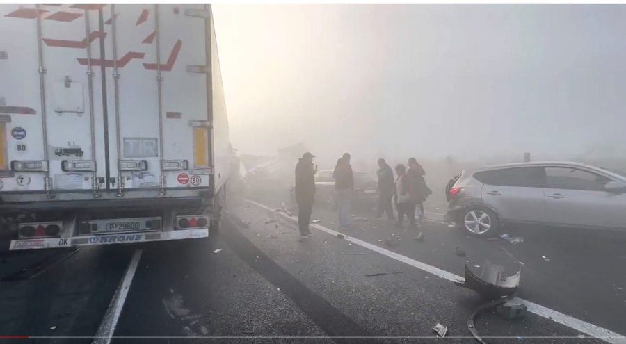 Τρομακτικό τροχαίο με καραμπόλα πολλών οχημάτων, χαοτικό σκηνικό στην ομίχλη