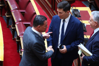 Μετωπική στη Βουλή για τα «λουκέτα» στα ΕΛΤΑ