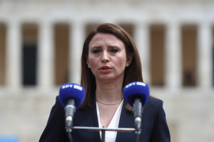 Η Νίνα προκαλεί «ταραχή» στην Κουμουνδούρου