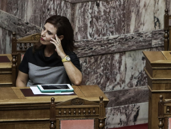 Κατερίνα Μπατζελή: Παραπέμπεται στην Επιτροπή Δεοντολογίας με την κατηγορία της προσβολής κατά του προέδρου