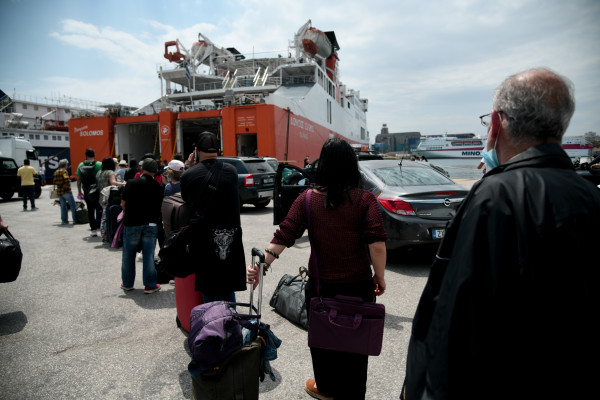 Αγίου Πνεύματος: Φεύγουν για τα νησιά οι Αθηναίοι - Γεμάτα τα πλοία, τι πρέπει να γνωρίζουν οι επιβάτες