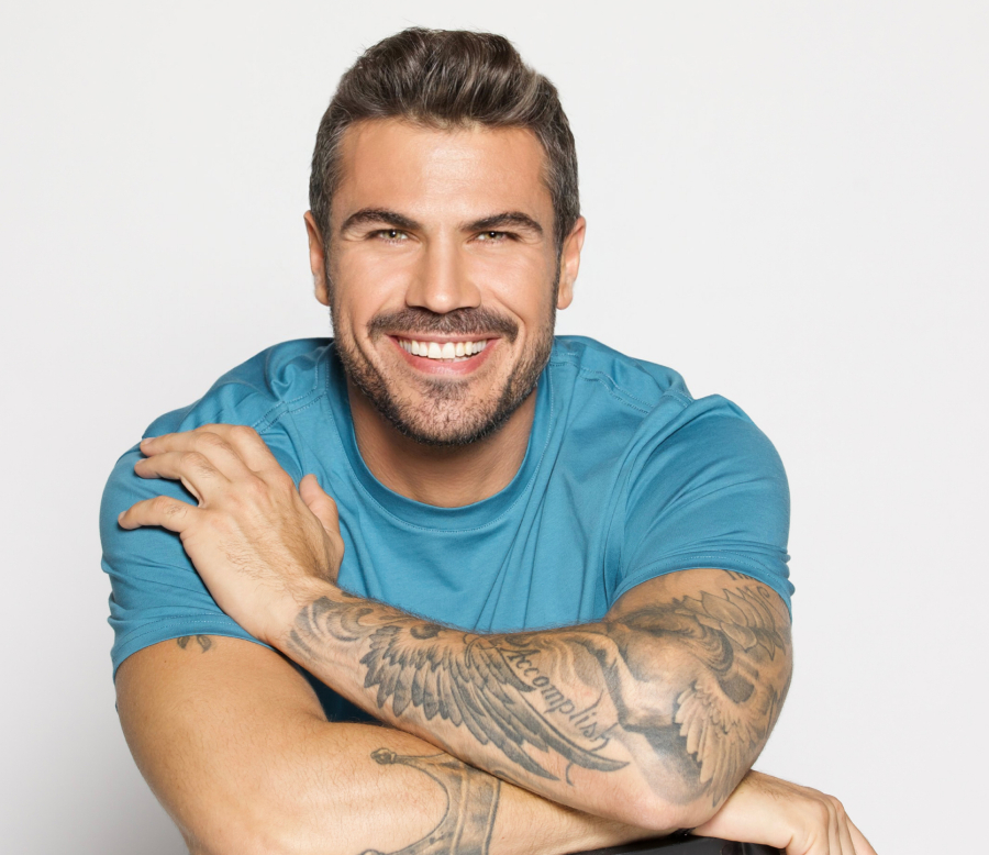 Ο Άκης Πετρετζίκης παραμένει στον Alpha και… μας ανοίγει την όρεξη για ακόμη περισσότερα