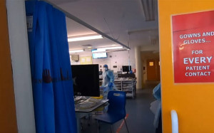 Βίντεο-ντοκουμέντο από ΜΕΘ στη Βρετανία: Η μάχη γιατρών και ασθενών με τον κορονοϊό