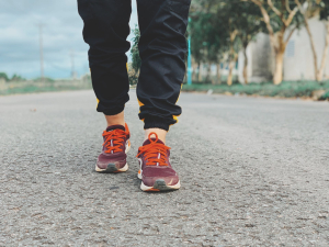 Ρωτήσαμε έναν ενδοκρινολόγο πόση ώρα πρέπει να περπατάτε μετά το φαγητό για να σταθεροποιήσετε το σάκχαρο στο αίμα